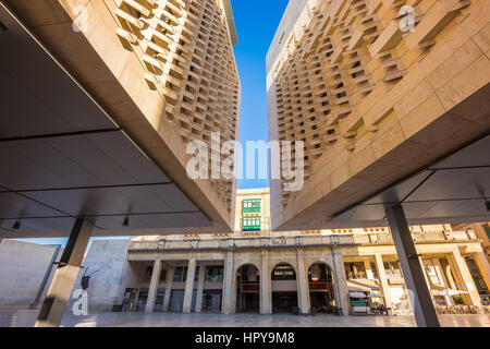 Valletta, Malta - das neue Parlament von Malta mit alten maltesischen Gebäuden und Häusern in Valletta Hauptstraße mit klarem blauen Himmel und keine Menschen Stockfoto