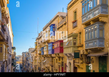 Valletta, Malta - typische Gasse mit bunten traditionellen Fenstern und Balkonen und klaren blauen Himmel an einem Sommertag Stockfoto