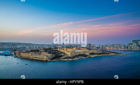 Valletta, Malta - Panorama Skyline-Blick von der Spitze von Valletta, der Hauptstadt von Malta mit Manoel Island und Sliema bei Sonnenuntergang Stockfoto