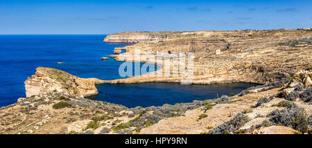 Gozo, Malta - das berühmte Azure Window mit den Fungus Rock und Dwejra Bay an einem schönen Sommertag mit klaren blauen Himmel Stockfoto