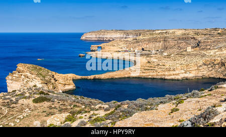 Gozo, Malta - das berühmte Azure Window mit den Fungus Rock und Dwejra Bay an einem schönen Sommertag mit klaren blauen Himmel Stockfoto