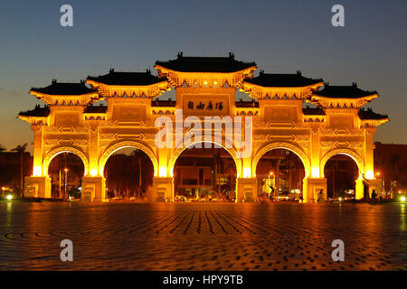 Die nationale Chiang Kai Shek Memorial Hall Main Gate beleuchtet in der Nacht in Taipeh, Taiwan. Stockfoto
