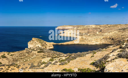 Gozo, Malta - Panoramablick über die berühmte Azure Window mit den Fungus Rock und Dwejra Bay an einem schönen Sommertag mit klaren blauen Himmel Stockfoto