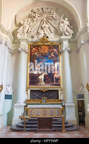 BOLOGNA, Italien - 16. März 2014: Die Seitenkapelle mit dem Gemälde des Heiligen Thomas von Aquin (Doctor Angelicus) in Chiesa di San Domneico Stockfoto