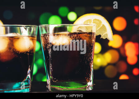 Whisky-Cocktail mit Zitrone auf hellem Hintergrund Stockfoto