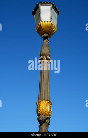 St. Petersburg, alte Lampe auf der großen Konyushenny-Brücke Stockfoto