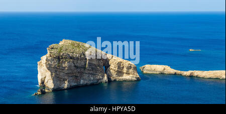 Gozo, Malta - die berühmte Fungus Rock auf der Insel Gozo auf einem schönen heißen Sommertag mit kristallklarem Meerwasser und Himmel Stockfoto