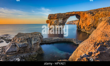 Gozo, Malta - schöne Azure Window, ein natürlichen Bogen und berühmten Wahrzeichen auf der Insel Gozo bei Sonnenuntergang Stockfoto