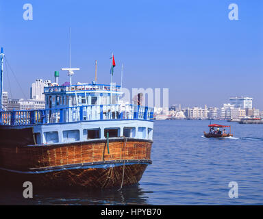 Dhau-Boot vertäut am Kai, Dubai Creek, Deira, Dubai, Vereinigte Arabische Emirate Stockfoto