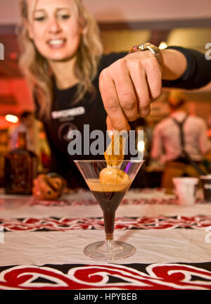Heiligen Sünder Kaffee - Espresso und Cointreau plus Vanilleeis obendrauf. aus Uber trendige "Heilige" Kaffeehaus... Kaffee-Festival 2012 in London, Truman Brewery, Brick Lane, London E1... http://www.londoncoffeefestival.com/home.aspx...... Stockfoto