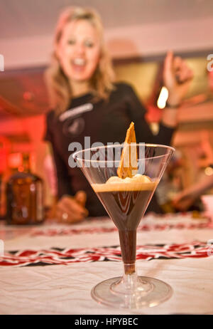 Heiligen Sünder Kaffee - Espresso und Cointreau plus Vanilleeis obendrauf. aus Uber trendige "Heilige" Kaffeehaus... Kaffee-Festival 2012 in London, Truman Brewery, Brick Lane, London E1... http://www.londoncoffeefestival.com/home.aspx...... Stockfoto