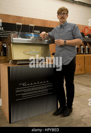 Victor Frankowski mit einem 1930 La Cimbali Espresso Maschine, die reiste er nach Italien zu sammeln und fahren zurück in seinem Bus nach London. .. Kaffee-Festival 2012 in London, Truman Brewery, Brick Lane, London E1... http://www.londoncoffeefestival.com/home.aspx...... Stockfoto