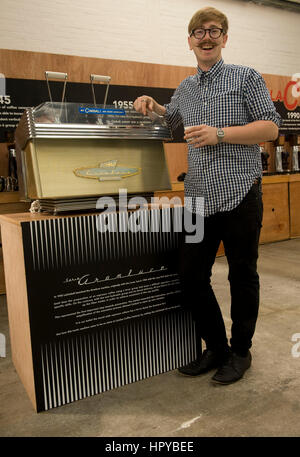 Victor Frankowski mit einem 1930 La Cimbali Espresso Maschine, die reiste er nach Italien zu sammeln und fahren zurück in seinem Bus nach London. .. Kaffee-Festival 2012 in London, Truman Brewery, Brick Lane, London E1... http://www.londoncoffeefestival.com/home.aspx...... Stockfoto
