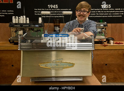 Victor Frankowski mit einem 1930 La Cimbali Espresso Maschine, die reiste er nach Italien zu sammeln und fahren zurück in seinem Bus nach London. .. Kaffee-Festival 2012 in London, Truman Brewery, Brick Lane, London E1... http://www.londoncoffeefestival.com/home.aspx...... Stockfoto
