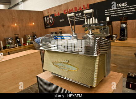 Victor Frankowski mit einem 1930 La Cimbali Espresso Maschine, die reiste er nach Italien zu sammeln und fahren zurück in seinem Bus nach London. .. Kaffee-Festival 2012 in London, Truman Brewery, Brick Lane, London E1... http://www.londoncoffeefestival.com/home.aspx...... Stockfoto