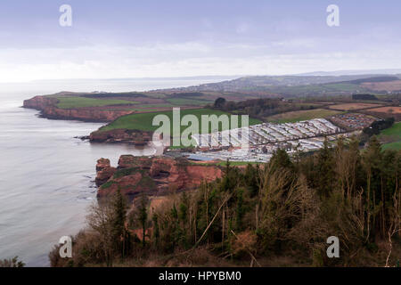 Blick auf Ladram Bay Holiday Park und stehenden Felsen in Devon, von High Peak auf der South West Coastal Path. Küste, Wohnwagen, Ferienhäuser Stockfoto