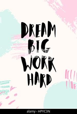 Träumen Sie große Arbeit Hard - inspirierend Zitat Plakatgestaltung. Hand beschriftet Text schwarz auf abstrakte Pinsel Striche Hintergrund in Pastellfarben.