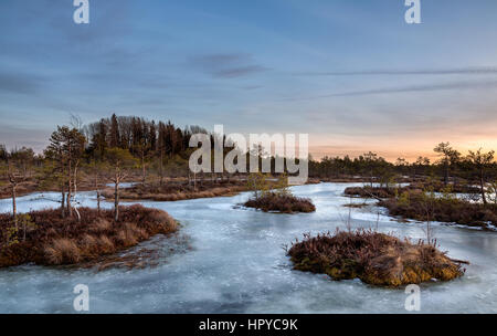 Moor-Inseln, die durch die untergehende Sonne erwärmt Stockfoto