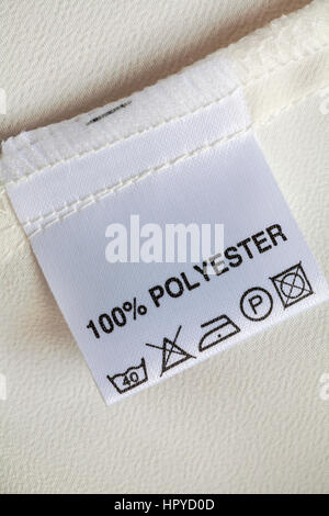 100 % Polyester Etikett in Damen Bluse mit Sorgfalt waschen Anleitung Symbole Stockfoto