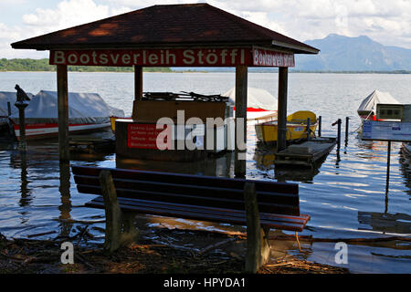 Chiemsee Flut, Juni 2013, Bootsverleih, Prien Stock Halbinsel, Chiemgau, Oberbayern Deutschland Europa Stockfoto