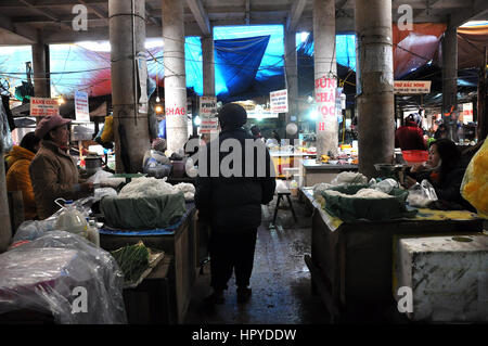 SAPA, VIETNAM - 22. Februar 2013: Verkäufer, die traditionelle vietnamesische Reis Produkte, Nudeln in den ländlichen Markt von Sapa, Nord-Vietnam Stockfoto