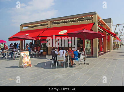 Barcelona, Spanien, Port Olimpic, Pezza Cafe auf der Hafenmauer, Stockfoto