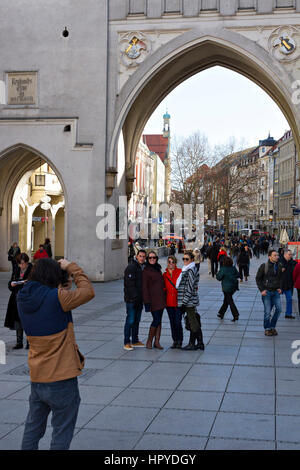 Touristen mit Foto vor dem Karlstor Tor, München, Oberbayern, Deutschland, Europa Stockfoto