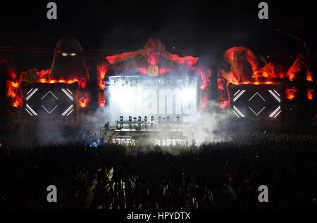 Cluj-Napoca, Rumänien-5. August 2016: Menge Publikum Erziehung Hände an der Vorderseite der Main Stage bei einem Dannic-Konzert auf dem unermesslichen Festival Stockfoto