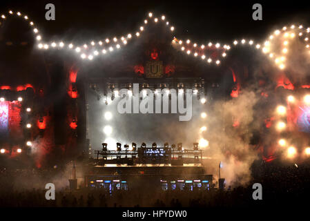 Cluj-Napoca, Rumänien-5. August 2016: Menge Publikum Erziehung Hände an der Vorderseite der Main Stage bei einem Dannic-Konzert auf dem unermesslichen Festival Stockfoto