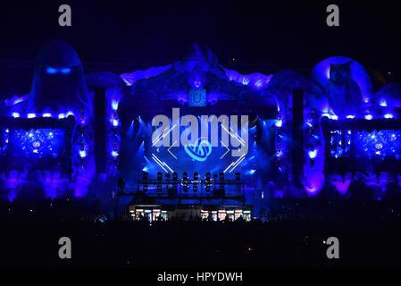 Cluj-Napoca, Rumänien-5. August 2016: Menge Publikum Erziehung Hände an der Vorderseite der Main Stage bei einem Dannic-Konzert auf dem unermesslichen Festival Stockfoto