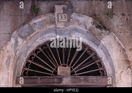 Eine halbrunde oberen Fenster, mit einem stilisierten Eisen Gitter einer Tür in Bab el-Jadid Straße im christlichen Viertel der Altstadt Ost Jerusalem Israel Stockfoto