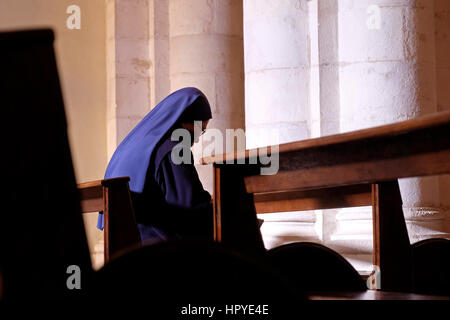 Eine katholische Nonne betet in der Kirche, die den armenischen Katholiken gehört und „Unsere Liebe Frau vom Krampf“ heißt. An der 4.. Station des Kreuzes, die den Ort markiert, an dem Jesus seine Mutter, die Jungfrau Maria, auch bekannt als Heilige Maria, in der Via Dolorosa Straße Old City East Jerusalem Israel traf Stockfoto