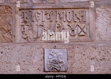 Eine geschnitzte Figur, das eine orthodoxe christliche Legende, in der hl. Georg tötet den Drachen, menschliche Opfer am Eingang zum Kloster St. Georg in St. Franziskus Straße im christlichen Viertel der Altstadt Ost Jerusalem Israel gefordert Stockfoto