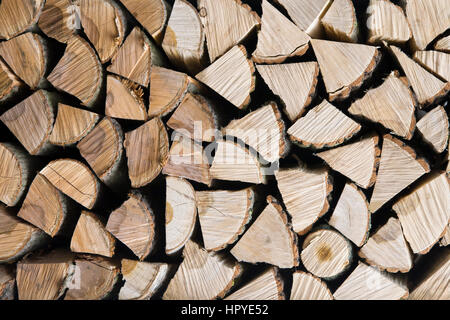 Wand-Brennholz, meldet Hintergrund von trockenem Scheitholz in einem Stapel Stockfoto