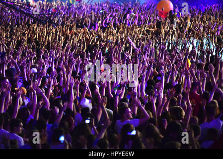 Cluj-Napoca, Rumänien-4. August 2016: Stadion voll mit jubelnden Menge auf ein live-Konzert von Dj Nervo während unzählige Festivals feiern Stockfoto