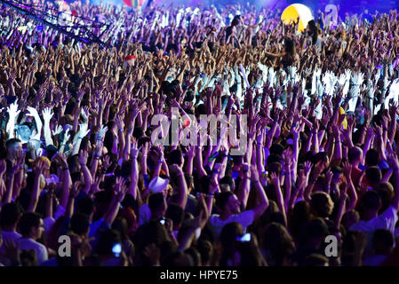 Cluj-Napoca, Rumänien-4. August 2016: Stadion voll mit jubelnden Menge auf ein live-Konzert von Dj Nervo während unzählige Festivals feiern Stockfoto