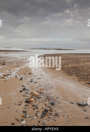 Happisburgh Strand, Norfolk, England UK. Meer-Abwehr dieser sehr erosive Küstenlinie an einem betörenden Novembertag. Die Flut ist gering, so dass Sand Muster Stockfoto