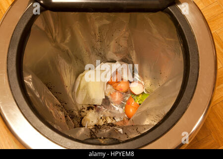 Haushalt Lebensmittelverschwendung in einem heimischen Küche Lagerplatz Stockfoto