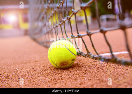 Tennisball auf einem Tennisplatz mit unscharfen Hintergrund Stockfoto