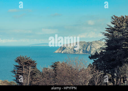 Eine Seascape & Landscape Szene aus der Great Orme in Llandudno, Nordwales, mit Blick auf die Little Orme Stockfoto