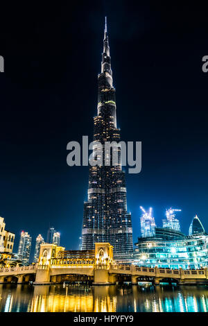 Blick auf den beleuchteten Burj Khalifa und eine Brücke in der Nacht, Dubai, Vereinigte Arabische Emirate Stockfoto