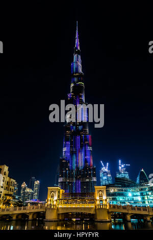 Blick auf den beleuchteten Burj Khalifa und eine Brücke in der Nacht Stockfoto