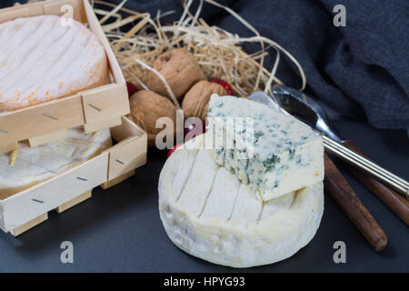 Französischer Weichkäse auf schwarzen Stein Platte Stockfoto