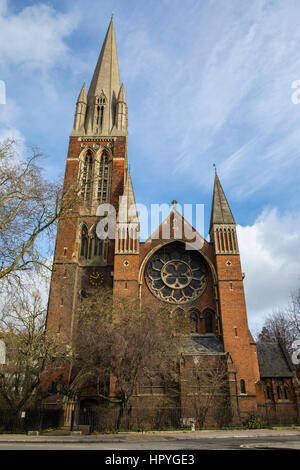 Ein Blick auf die historische St.-Augustiner-Kirche in Kilburn, London. Stockfoto