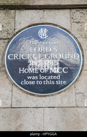 LONDON, UK - 16. Februar 2017: Eine Gedenktafel in St. Johns Wood in London markieren die Position der zweiten Lords Cricket Ground (1811-1813), aufgenommen am 1 Stockfoto