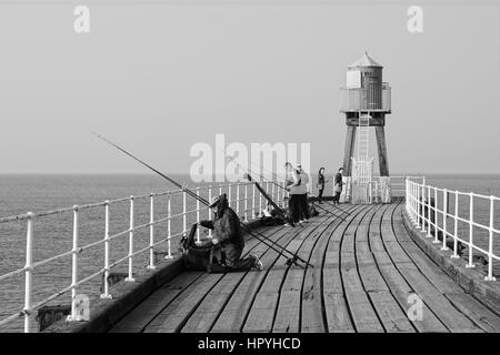 Angeln am Pier von Whitby Stockfoto