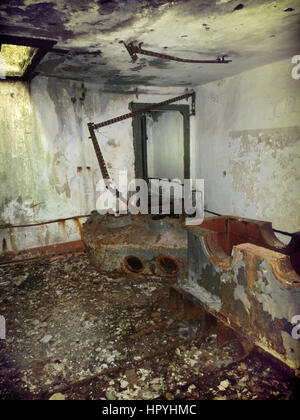 Horror unterirdischen Raum mit unglaublichen. Fabrik leeren Raum Stockfoto