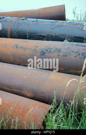 engineering Rohrleitungsbau auf Sand. Großrohre Lager unter freiem Himmel Stockfoto