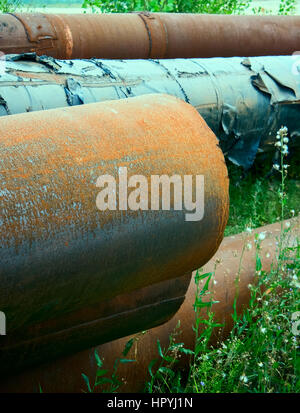 engineering Rohrleitungsbau auf Sand. Großrohre Lager unter freiem Himmel Stockfoto