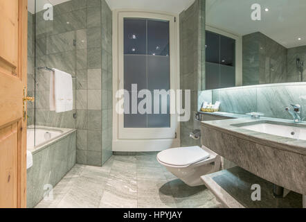 Moderne minimalistische Hotelbad mit Marmor Fliesen bedeckten Wände Interieur Stockfoto